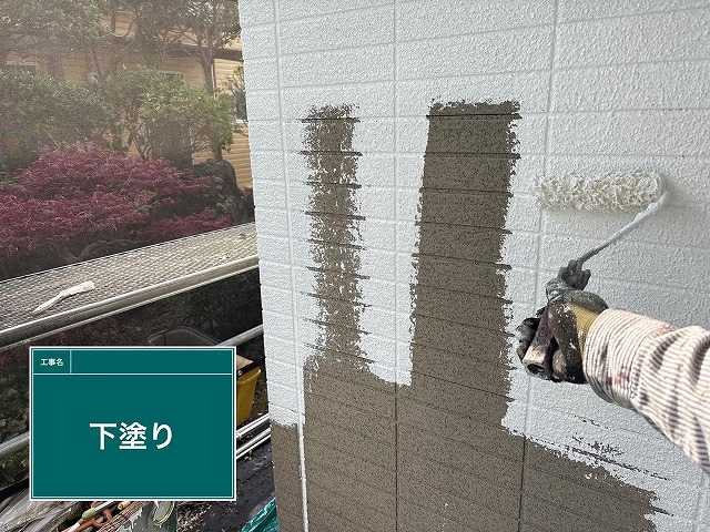 外壁の下塗り作業
